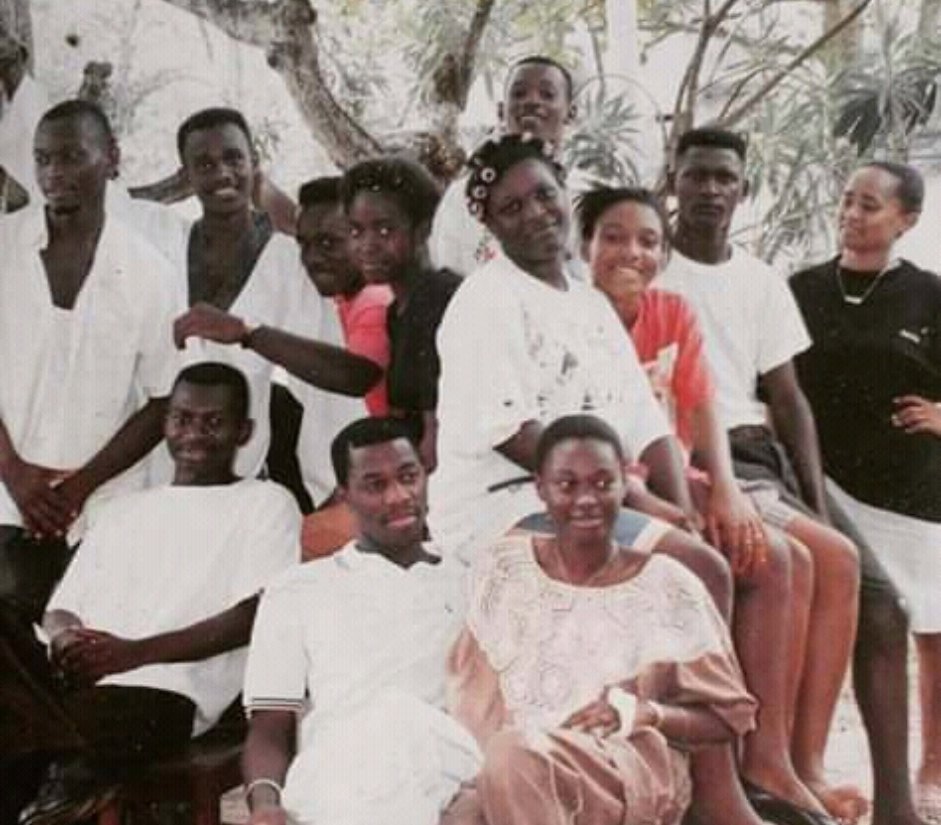 Photo de groupe : famille, amis et voisins du Village Edowanganie réunis devant le parking de l’Hôtel Tropicana, début des années 1990
